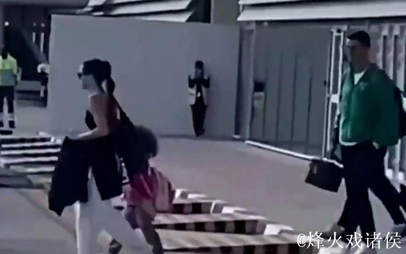 C罗携家人乘私人飞机告别卡塔尔伤心地